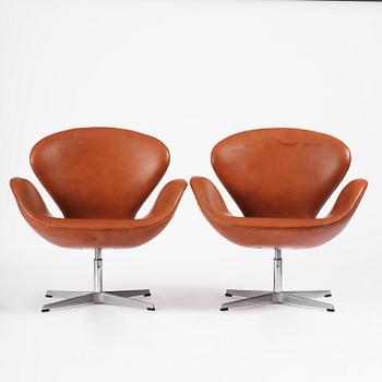 Arne Jacobsen, fåtöljer, ett par, "Svanen", Fritz Hansen, Danmark, 1980.