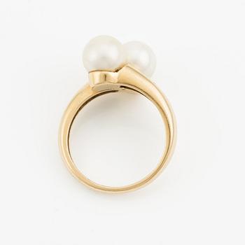 Ring in 18K gold with two cultured pearls.