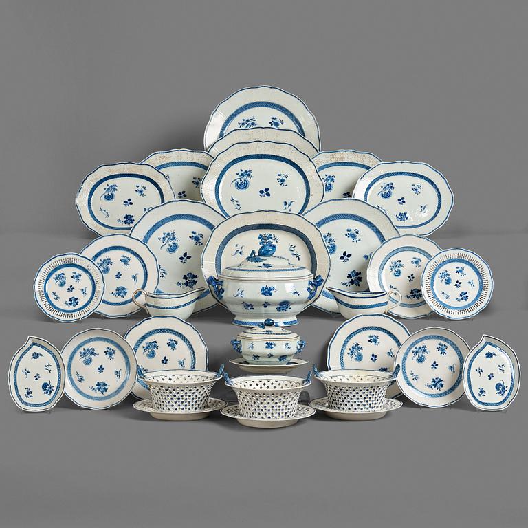 A blue and white dinner service, Qing dynasty, Qianlong (1736-95).(168 pieces) (152 pieces).