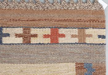 CARPET. "Ljusa mattan". Flat weave (rölakan). 407 x 308 cm. Signed MMF.