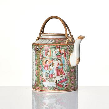 Tekanna med lock, porslin. Kanton, 1800-tal.