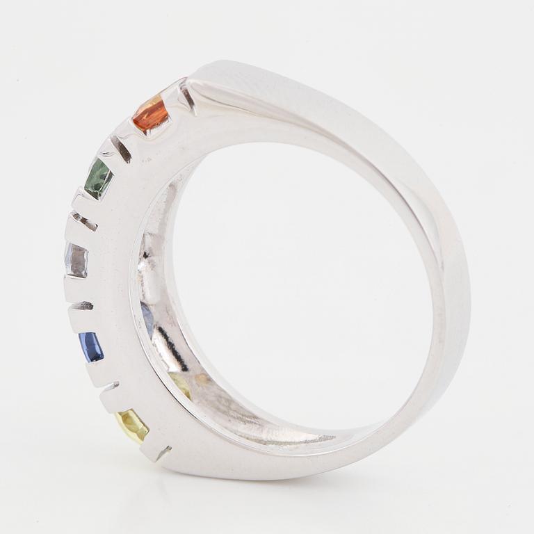 A 14K gold ring set with faceted sapphires ca. 3.18 ct in total.