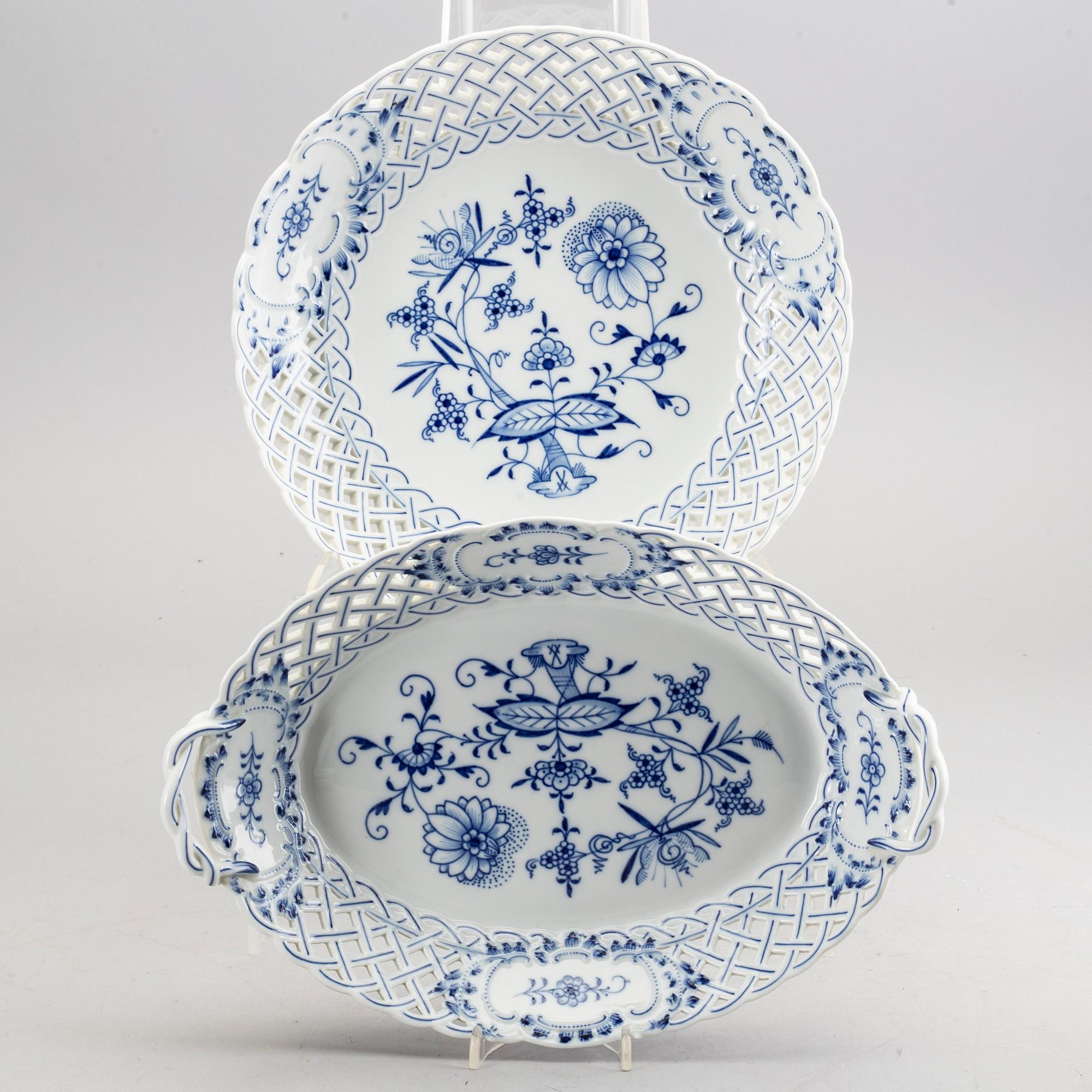 SERVISDELAR, 19 st, porslin, "Lökmönstret", Meissen, Tyskland,