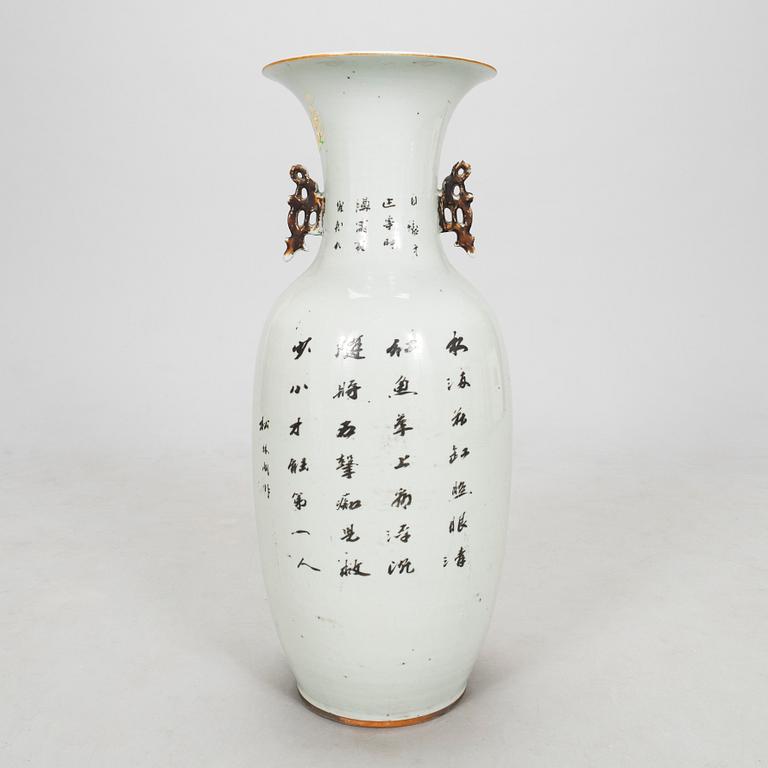 A porcelain floor vase, China around 1900.