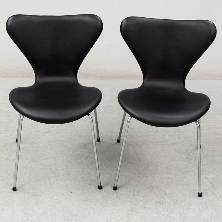 ARNE JACOBSEN, eight 'Series 7' chairs from Fritz Hansen, Denmark.