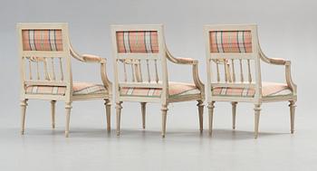KARMSTOLAR, tre stycken. Gustavianska, 1700-talets slut.