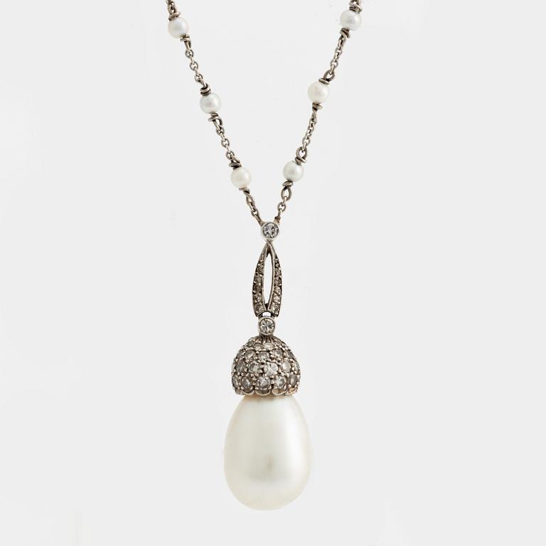 Collier platina med droppformad odlad pärla, seedpärlor och diamanter.