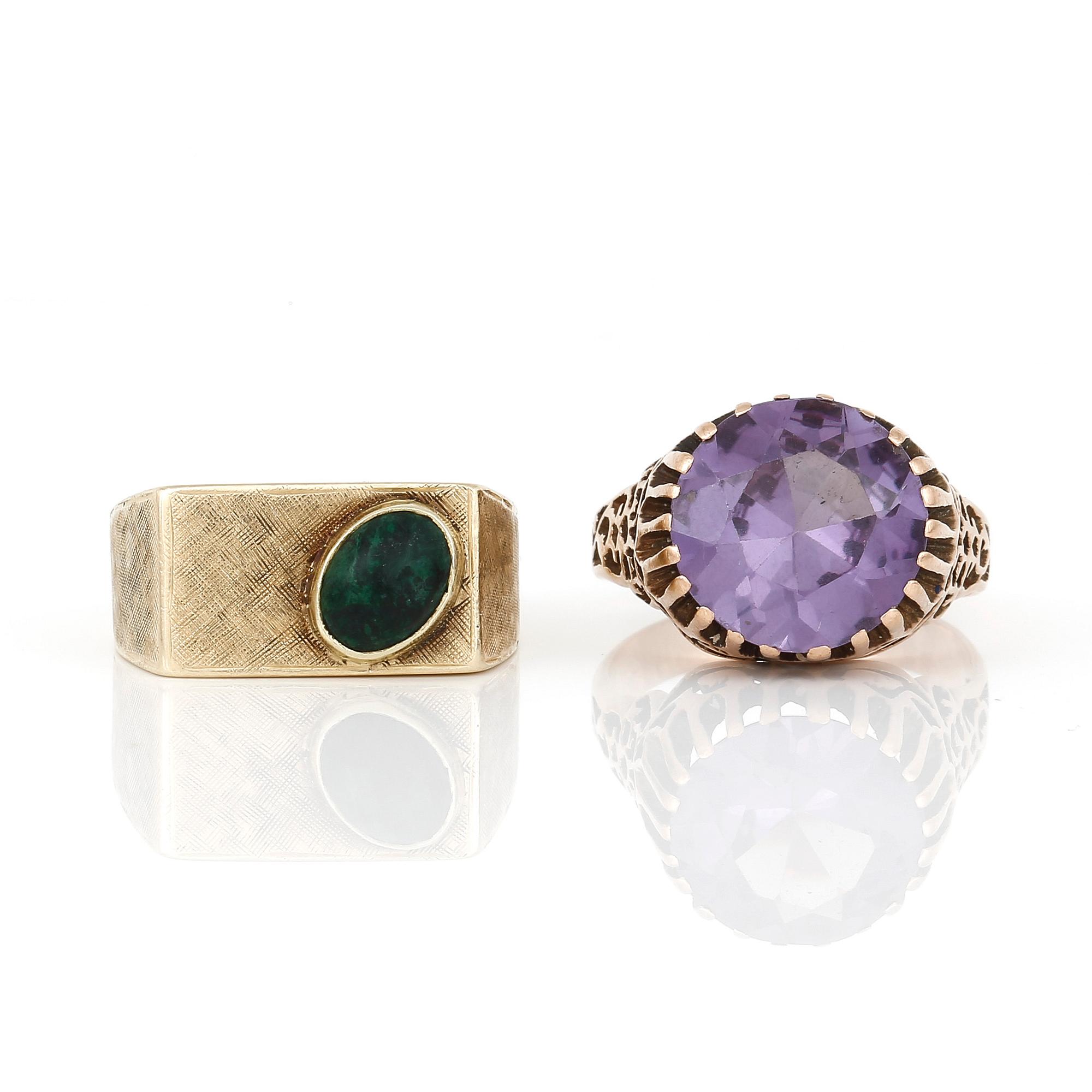RINGAR, 2 st, 14 k guld med syntetiskt färgförändring safir, ca 7,05 ct och grön sten. Total vikt ca 9,10 g.