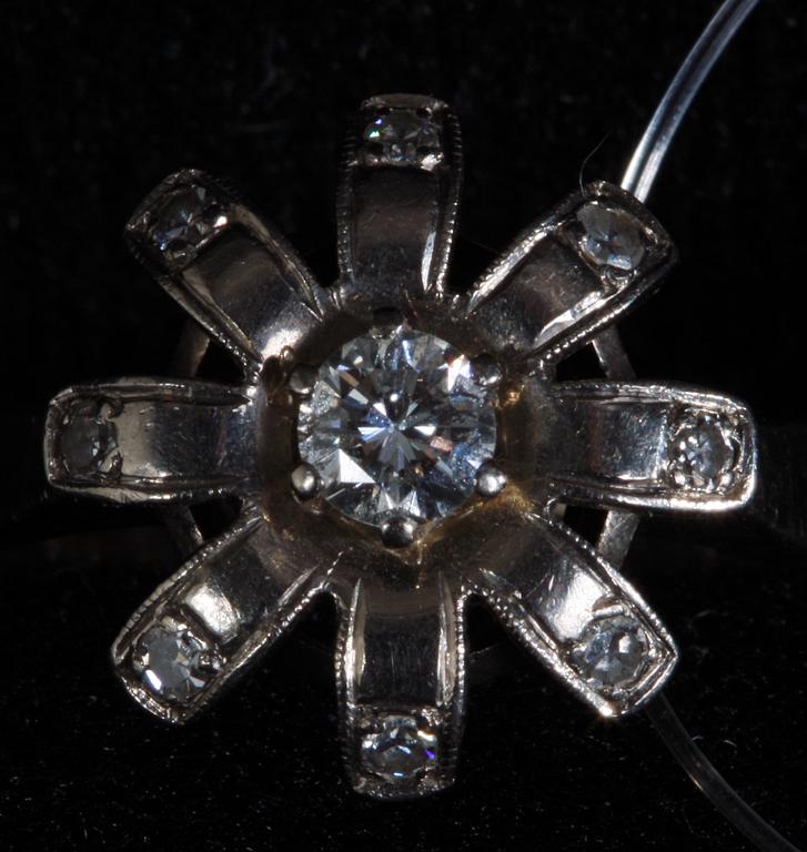 RING. 18K vitt guld med briljanter, 0.28 ct enl gravyr.