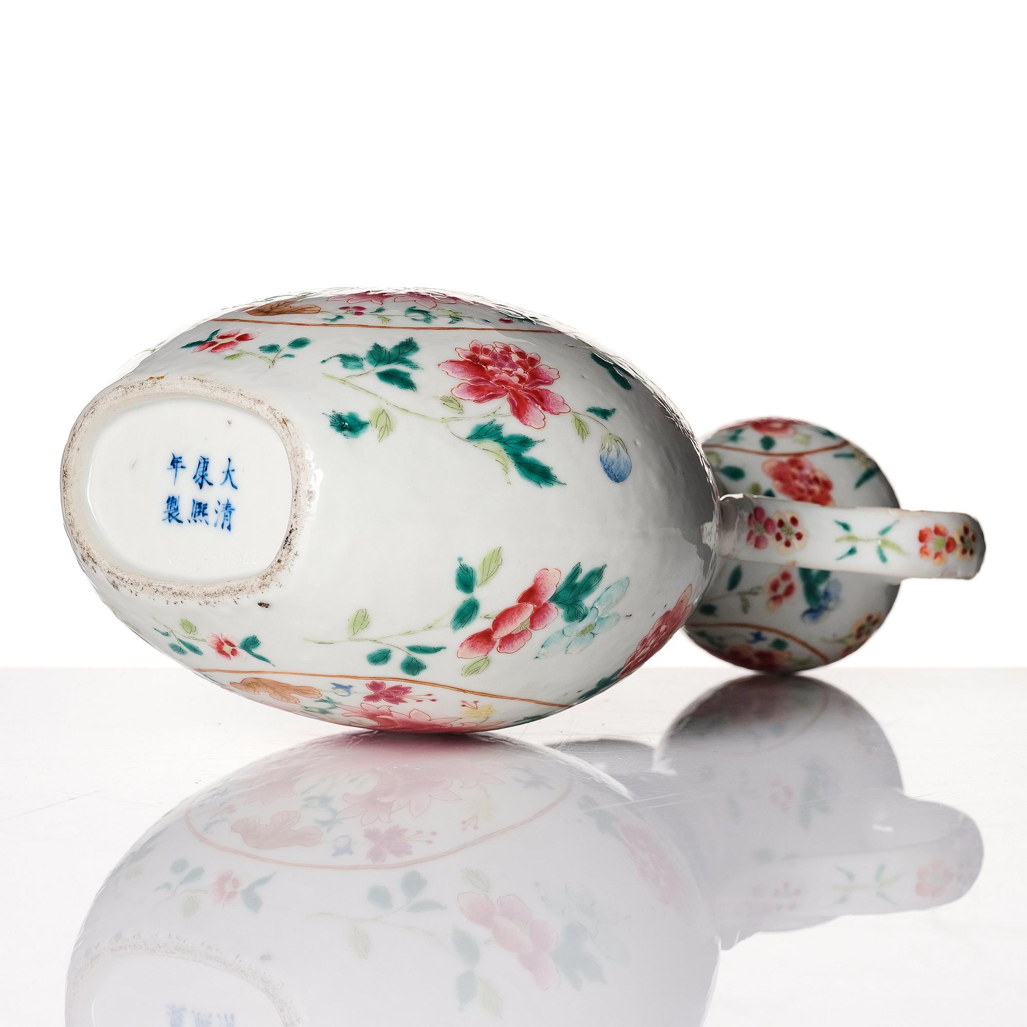Vas, porslin. Qingdynastin, 1800-tal.