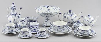 SERVISDELAR, 61 delar, porslin, "Musselmalet", Royal Copenhagen, 1900-talets andra hälft.