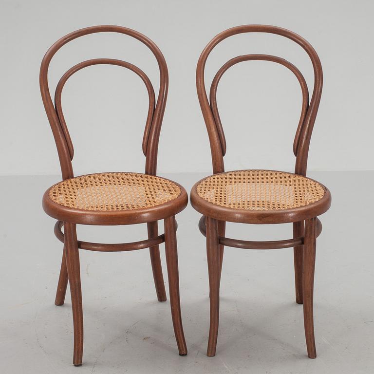 STOLAR, ett par, Thonet, 18/1900-tal, etikettmärkta.