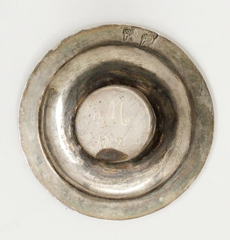 KANDELABRAR för tre ljus, ett par, av Christopher Jonsen, Köpenhamn 1768. Rokoko.