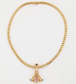 Cartier collier 18K guld med en oval fasettslipad rosa safir samt runda briljantslipade diamanter.