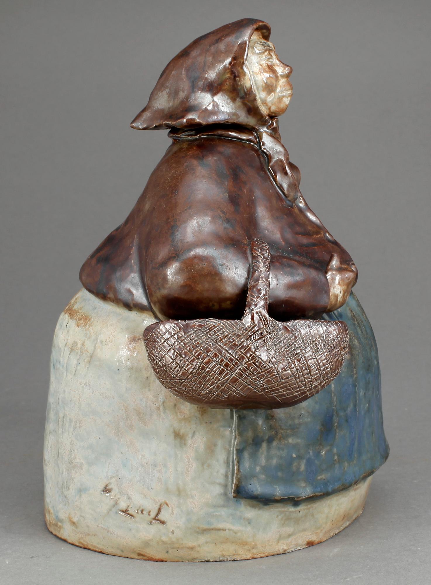 FIGURIN, lergods, signerad, 1900-talets mitt.