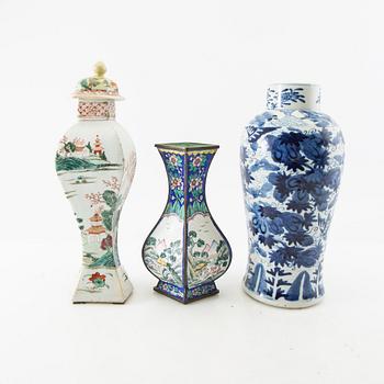 A group lot of three vases, on in enamel and two in porcelain, Qing dynasty and 20th century.
