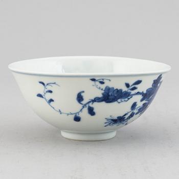 A blue and white bowl, Qing dynasty, late 19th century, with Guangxu mark to the base.