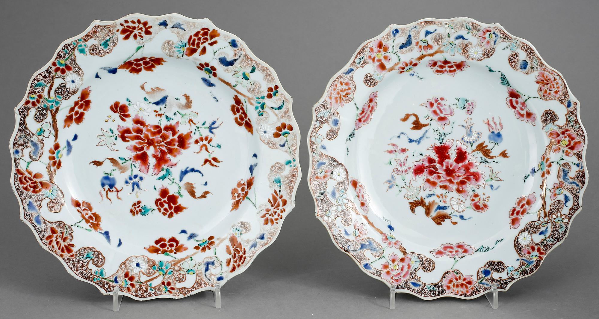 TALLRIKAR, ett par samt SKÅLFAT, porslin, Kina, 1700-tal.