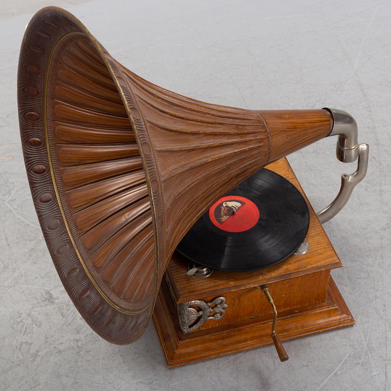 A phonograph, from around year 1900.