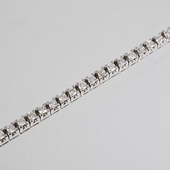 ARMBAND, 18k vitguld med briljantslipade diamanter, 1.72 ct. Vikt 12,4 g.
