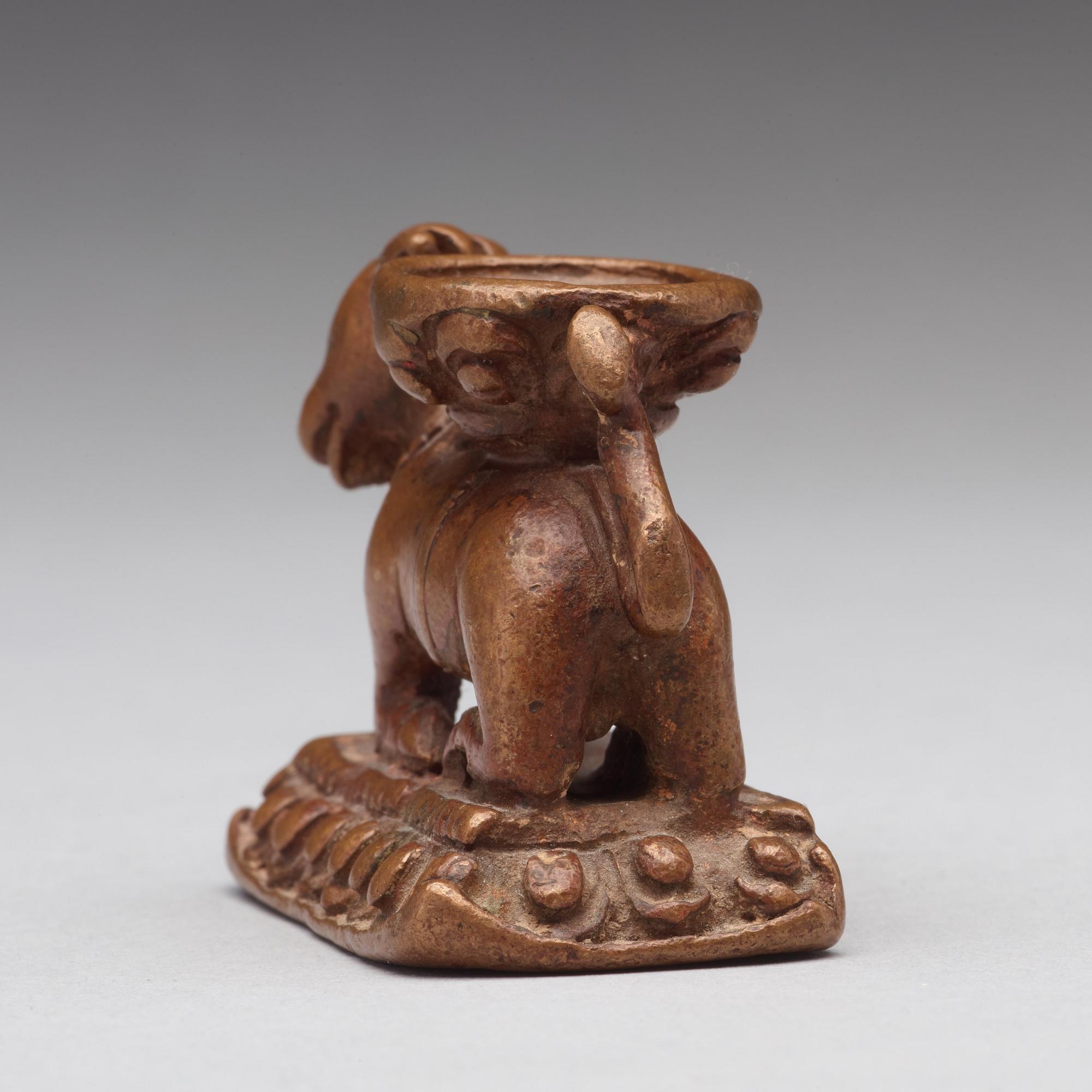 RÖKELSEBRÄNNARE, förgylld kopparlegering. Nepal, 1400-tal.