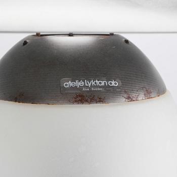 BORDSLAMPA, lackerad metall och trä, Atelje Lyktan, 1900-talets andra hälft.
