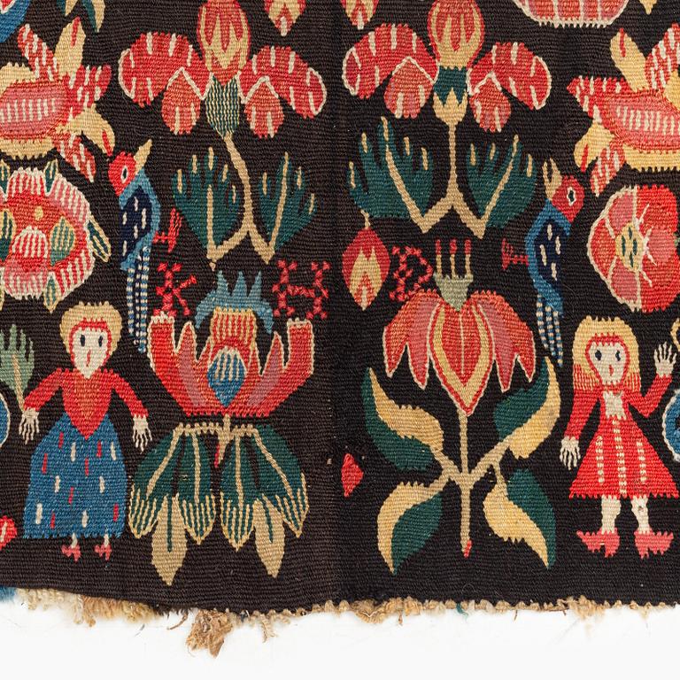 A carrige cushion, 'Urnor och par', tapestry weave, c. 102 x 51 cm, around the years 1800-1825.
