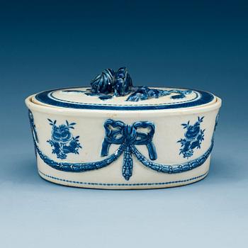 1747. A blue and white tureen with cover, Qing dynasty, Qianlong (1736-95).