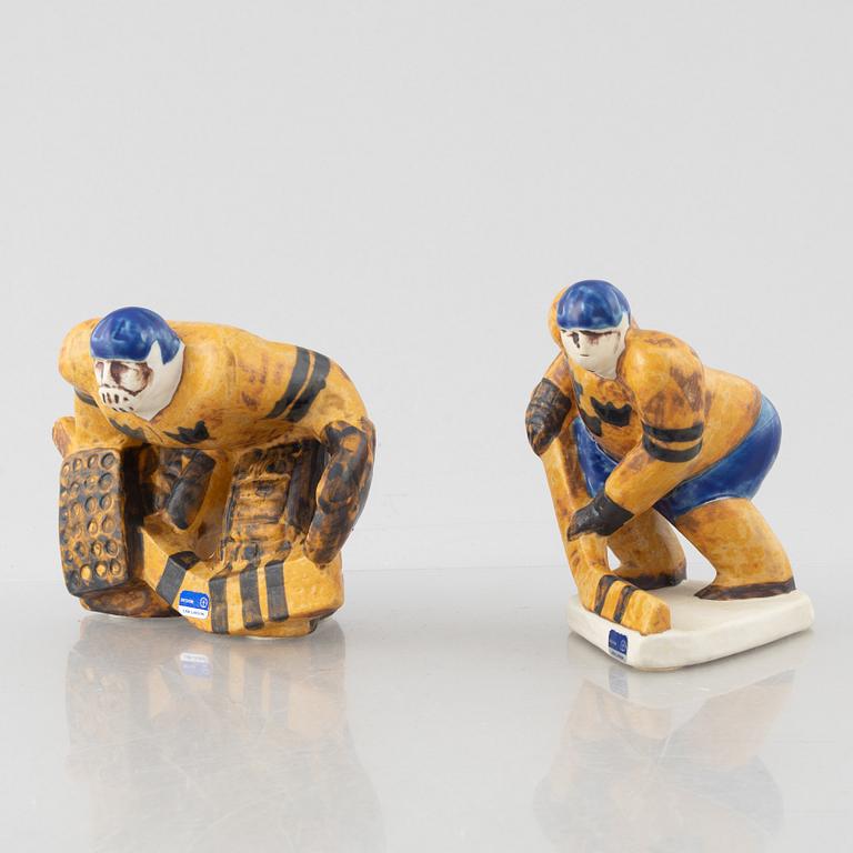 Lisa Larson, figuriner, 2 st, stengods, "Ishockeyspelare", Gustavsberg.