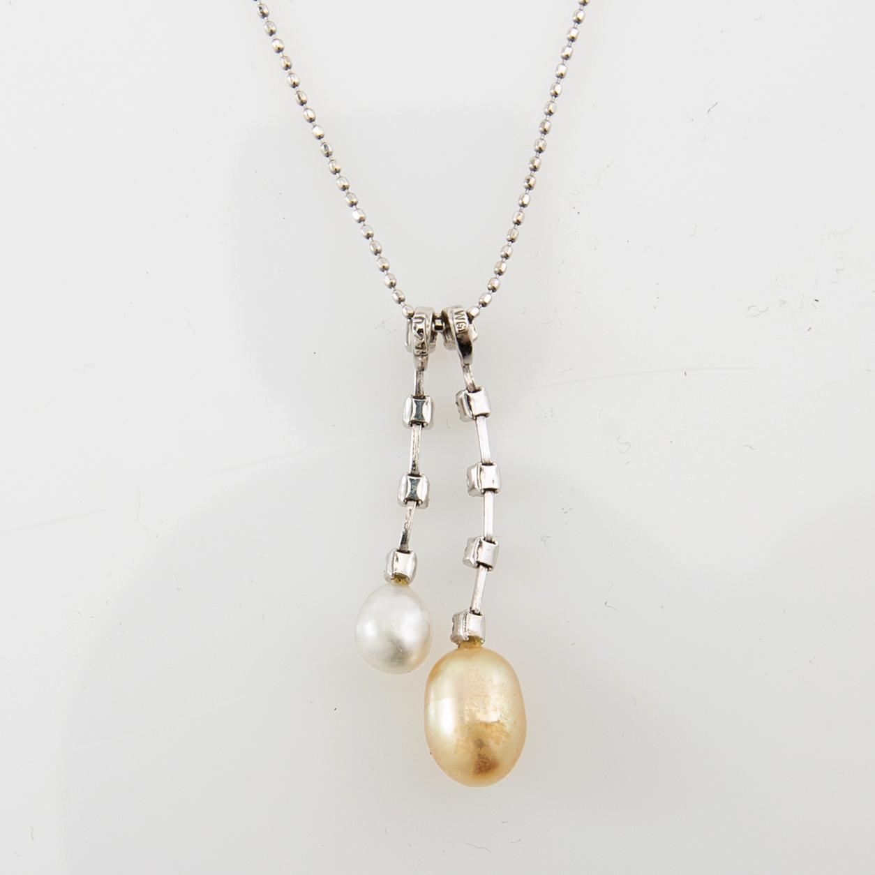 Hängsmycke, 18K vitguld med pärlor med diamanter.