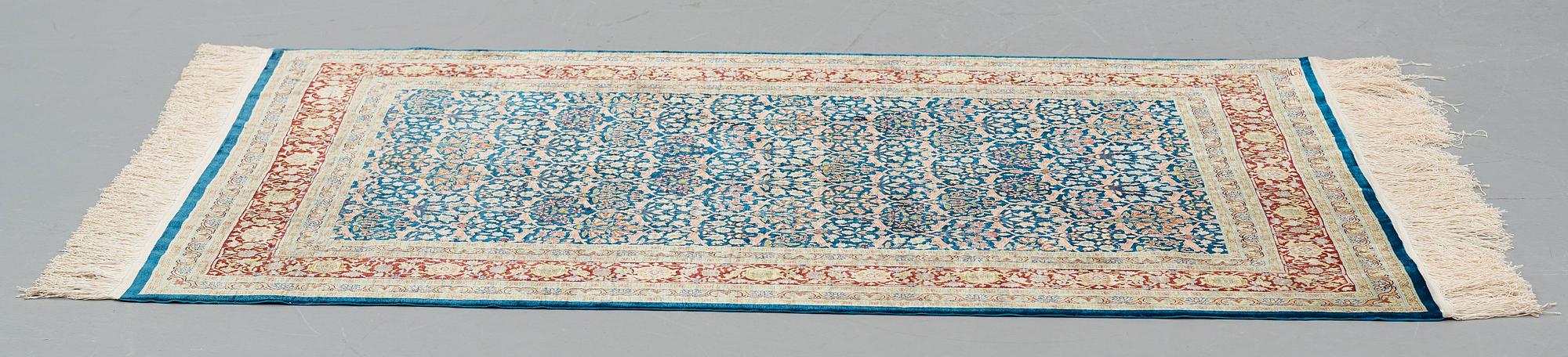 MATTA, old silke Hereke, ca 143,5 x 102,5 cm (samt kortsidorna med 1,5 cm slätväv på vardera sida).