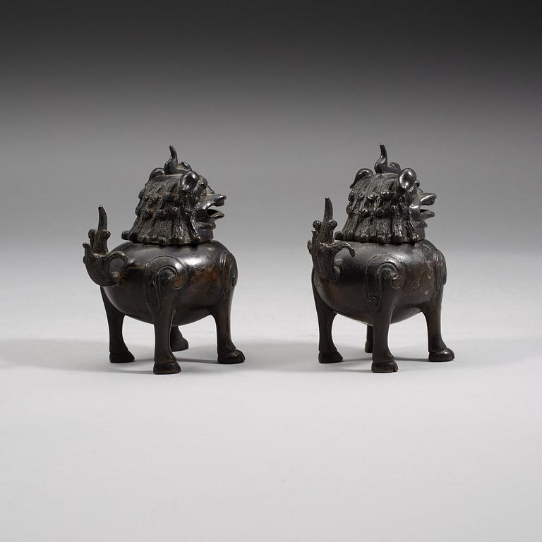 A pair of censers in the shape of buddhist lions, Qing dynasty, 19th Century.