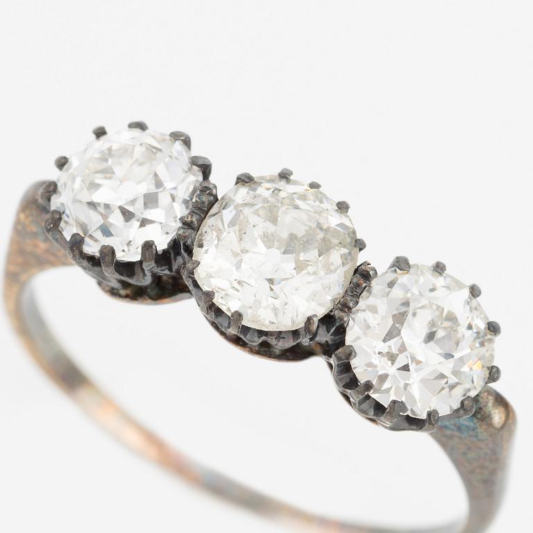 Ring, three-stone ring, with old-cut diamonds.
