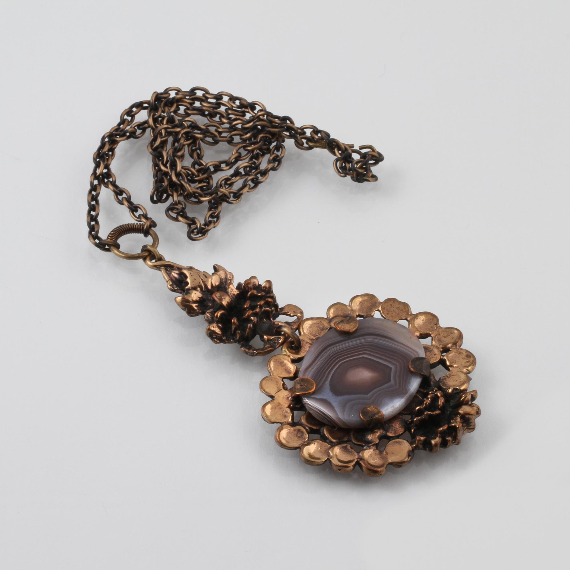 HÄNGSMYCKE, brons samt agat, Pentti Sarpaneva, 1970-tal.