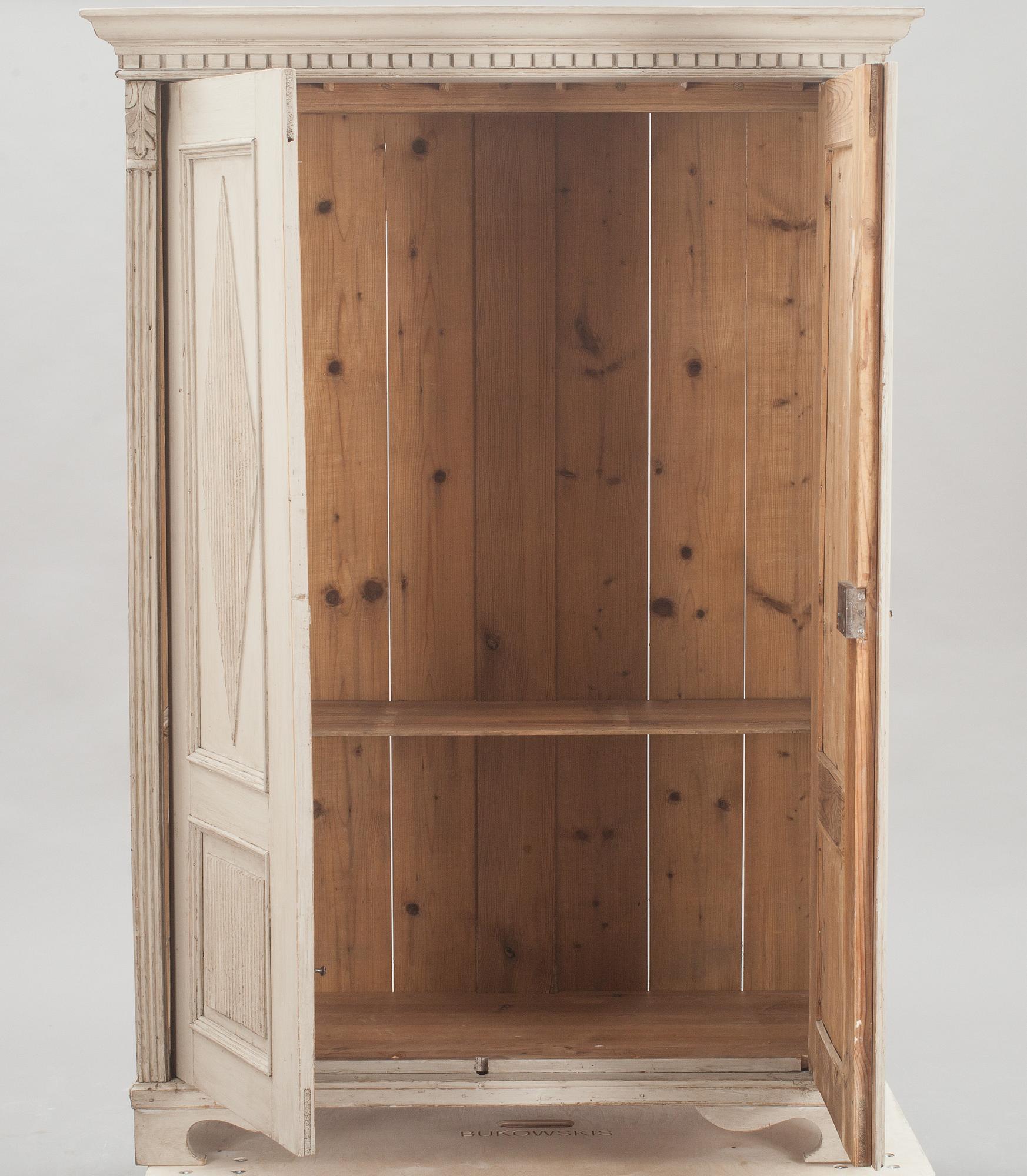 KLÄDSKÅP, Gustaviansk stil. 1800-talets slut.