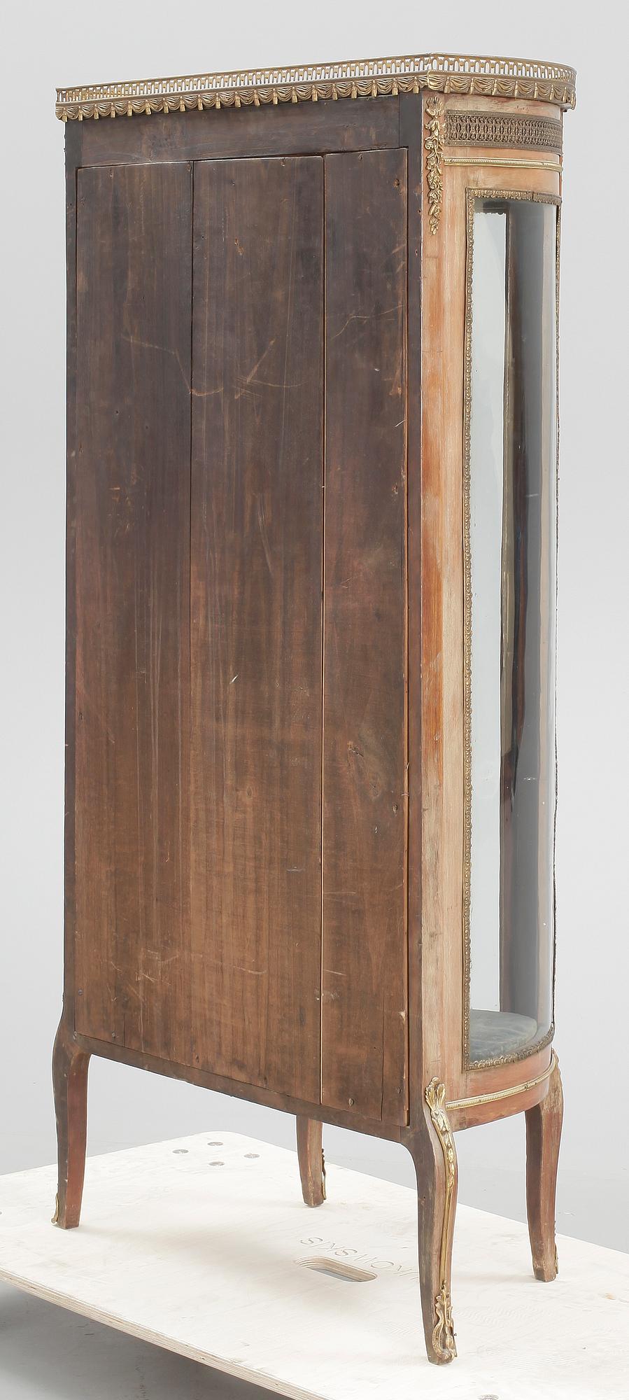 VITRINSKÅP, Louis XVI-stil, 1900-talets första hälft.