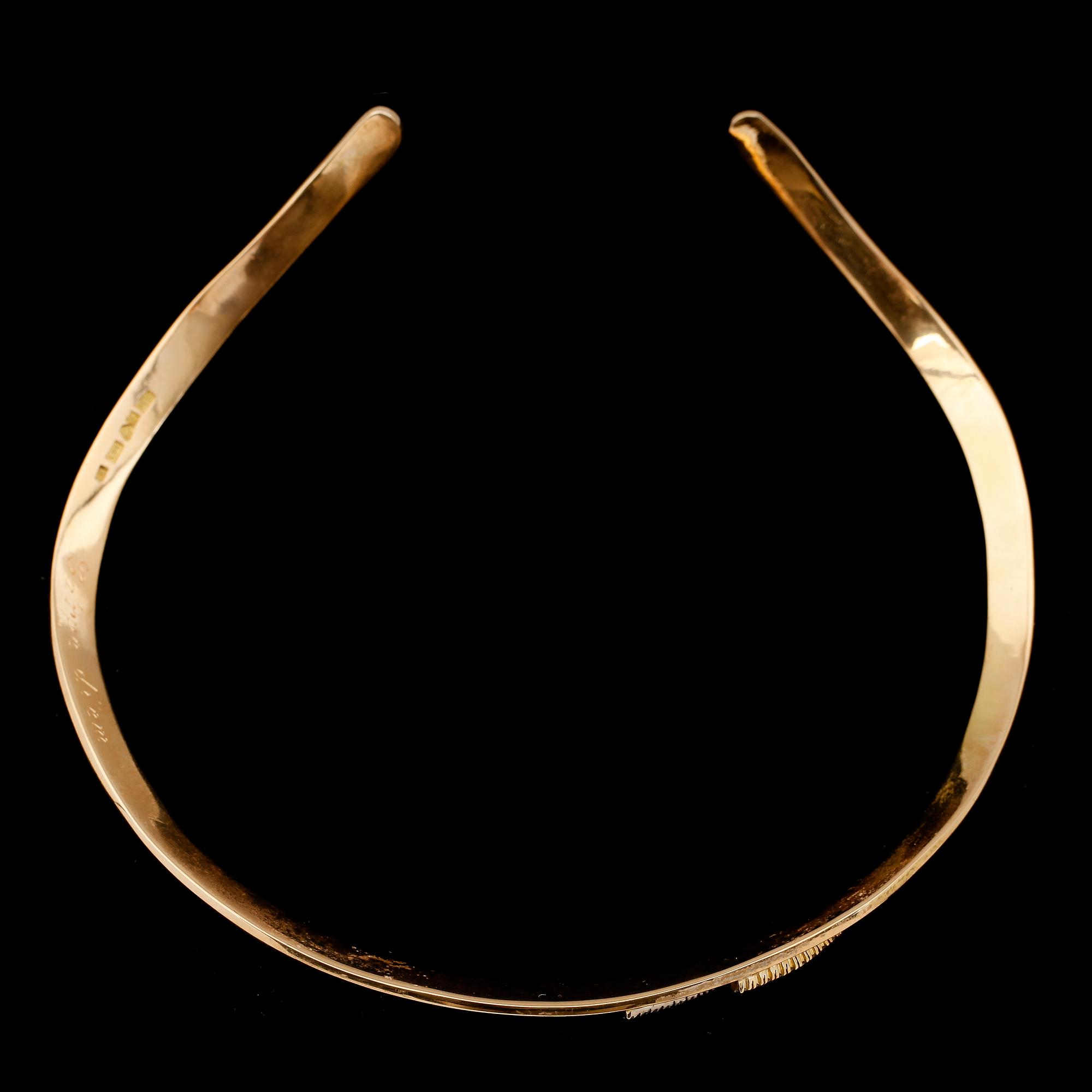 HALSRING, 18K guld, diamanter. Vikt ca 77 g.