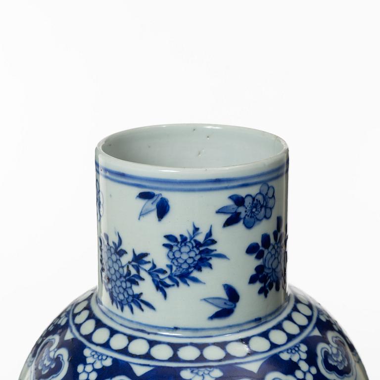 A Chinese porcelain urn with cover, late Qing dynasty, circa 1900.