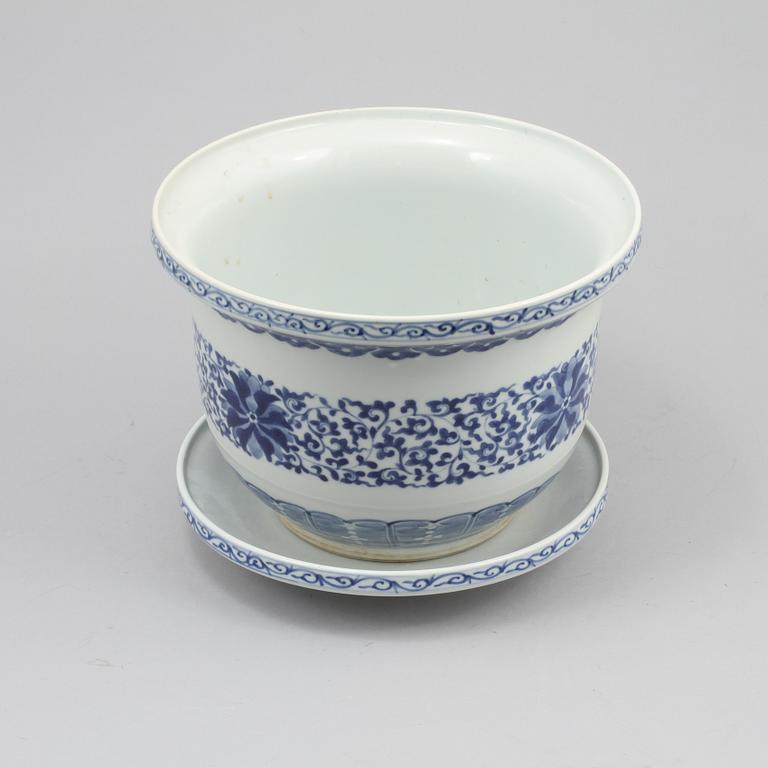 YTTERFODER med UNDERFAT, porslin, Kina, 1900-tal/modern tillverkning.