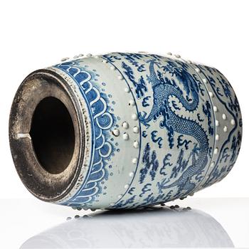 A blue and white four clawed dragon garden seat, Qing dynasty, 19th Century.