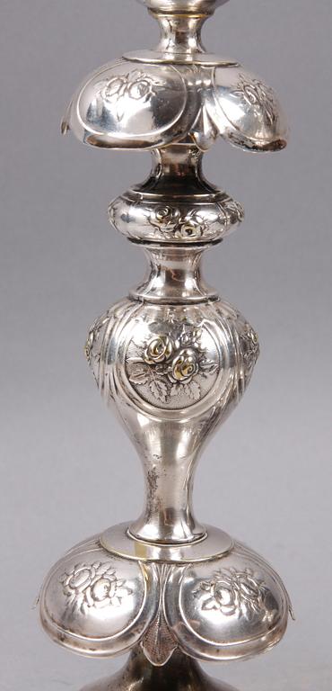LJUSSTAKAR, ett par, nysilver, rokokostil, Norblin & Co, Warsawa, Polen, 1900-talets första hälft.