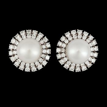 1267. A pair of cultured pearl and brilliant cut diamond earrings, tot. 3.57 cts.