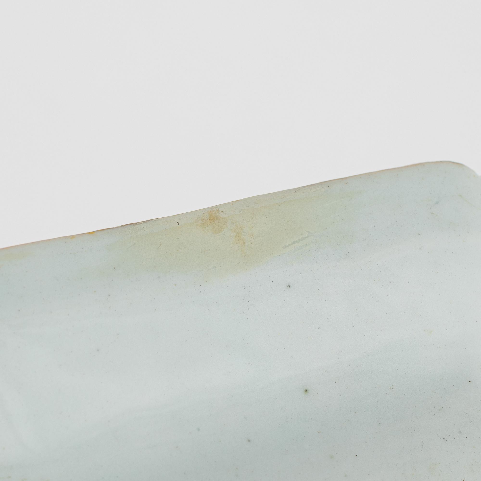 A Chinese porcelain blue and white charger, Qing Dynasty, Qianlong (1736-95).