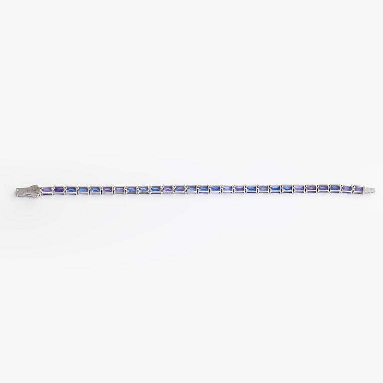 A 14K white gold bracelet with tanzanites. With Gemological center certificate.