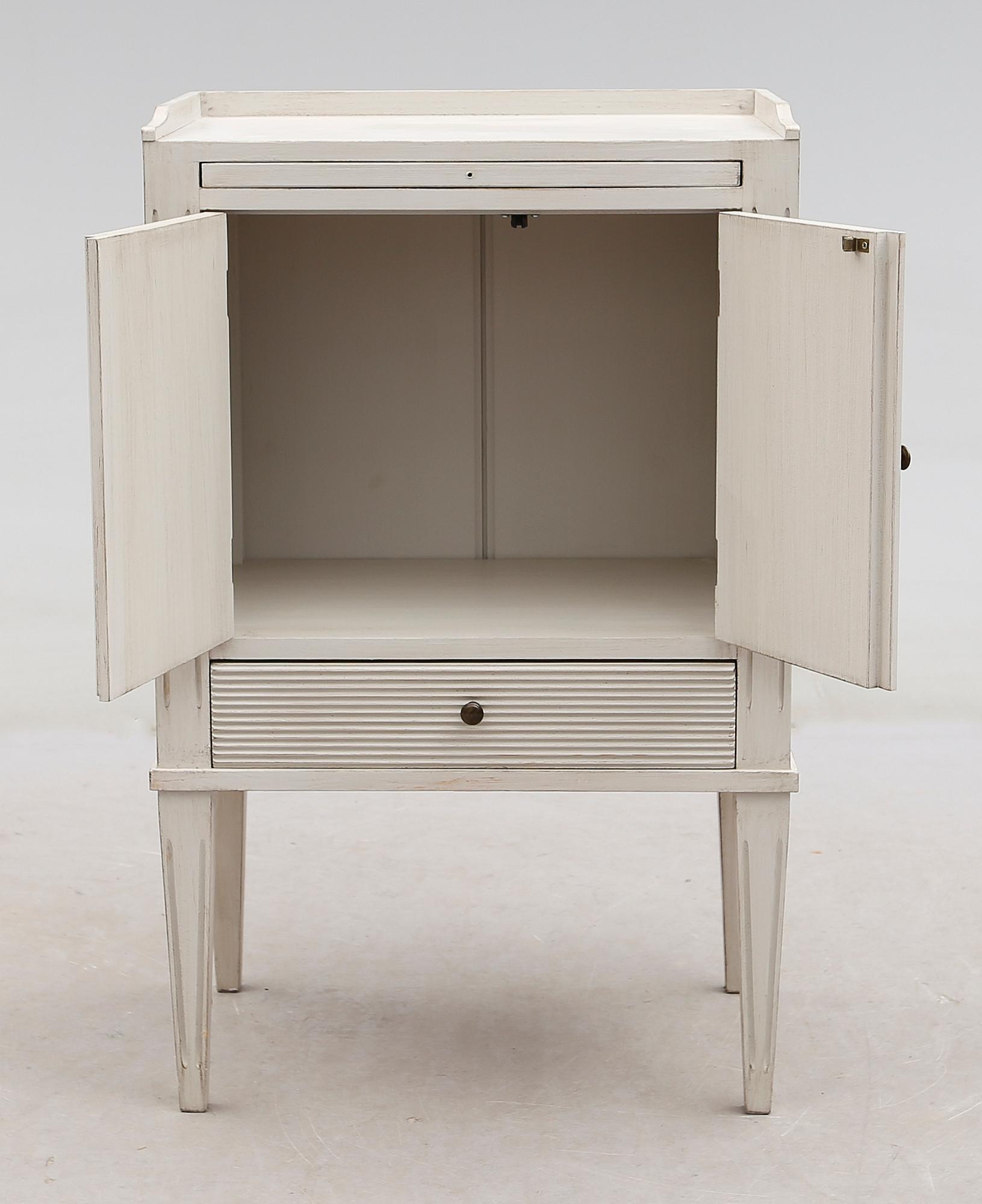 SÄNGBORD, gustaviansk stil, 1900-talets andra hälft.