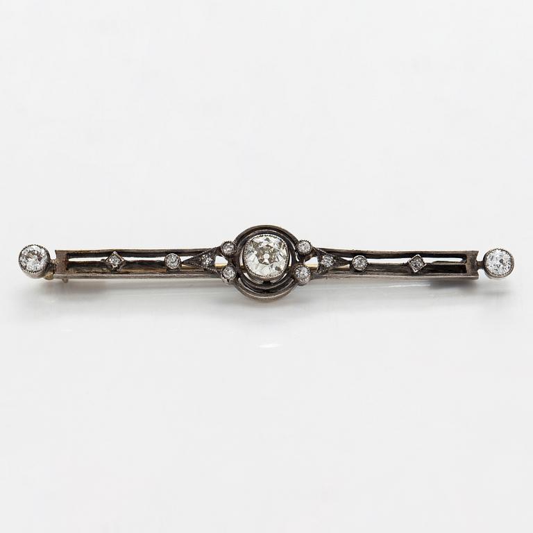 Brooch in 14K gold/silver with old-cut diamonds. Russia around year 1900.