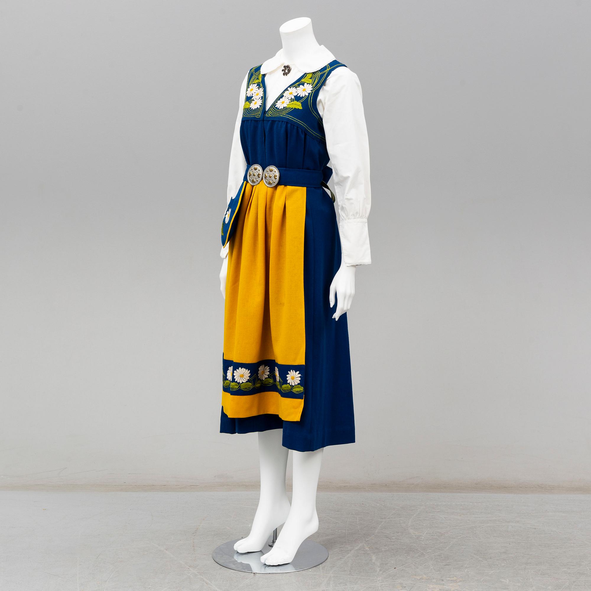 FOLKDRÄKT, Sverigedräkten, 1900-talets andra hälft. Storlek runt 38.