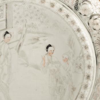 A pair of grisaille dinner plates, Qing dynasty, 19th century.