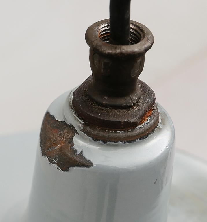 INDUSTRILAMPOR, 2 st, emalj, 1900-talets första hälft. Höjd 44 cm.