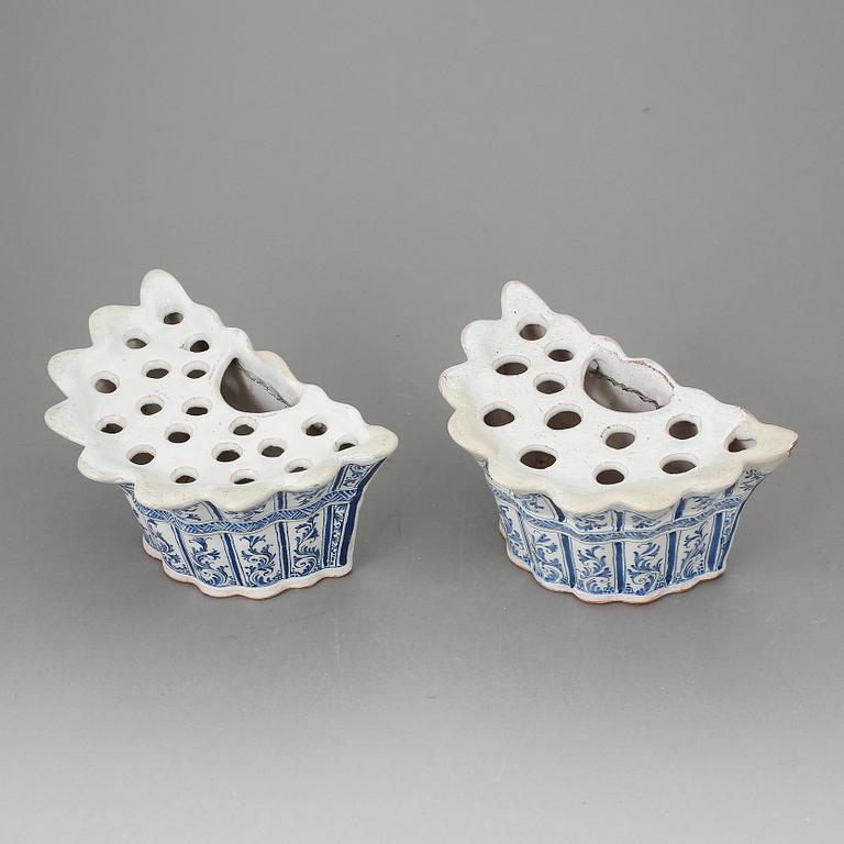 VÄGGVASER, ett par, fajans. Sannolikt Delft, Holland. Troligen 1800-tal.